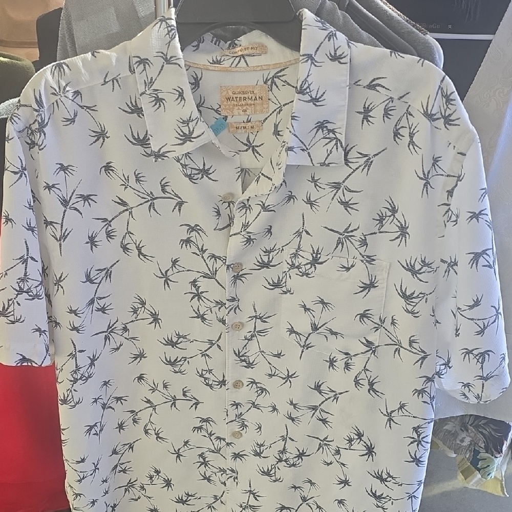 Quiksilver Leaf Print Button Front Shirt. Size Medium